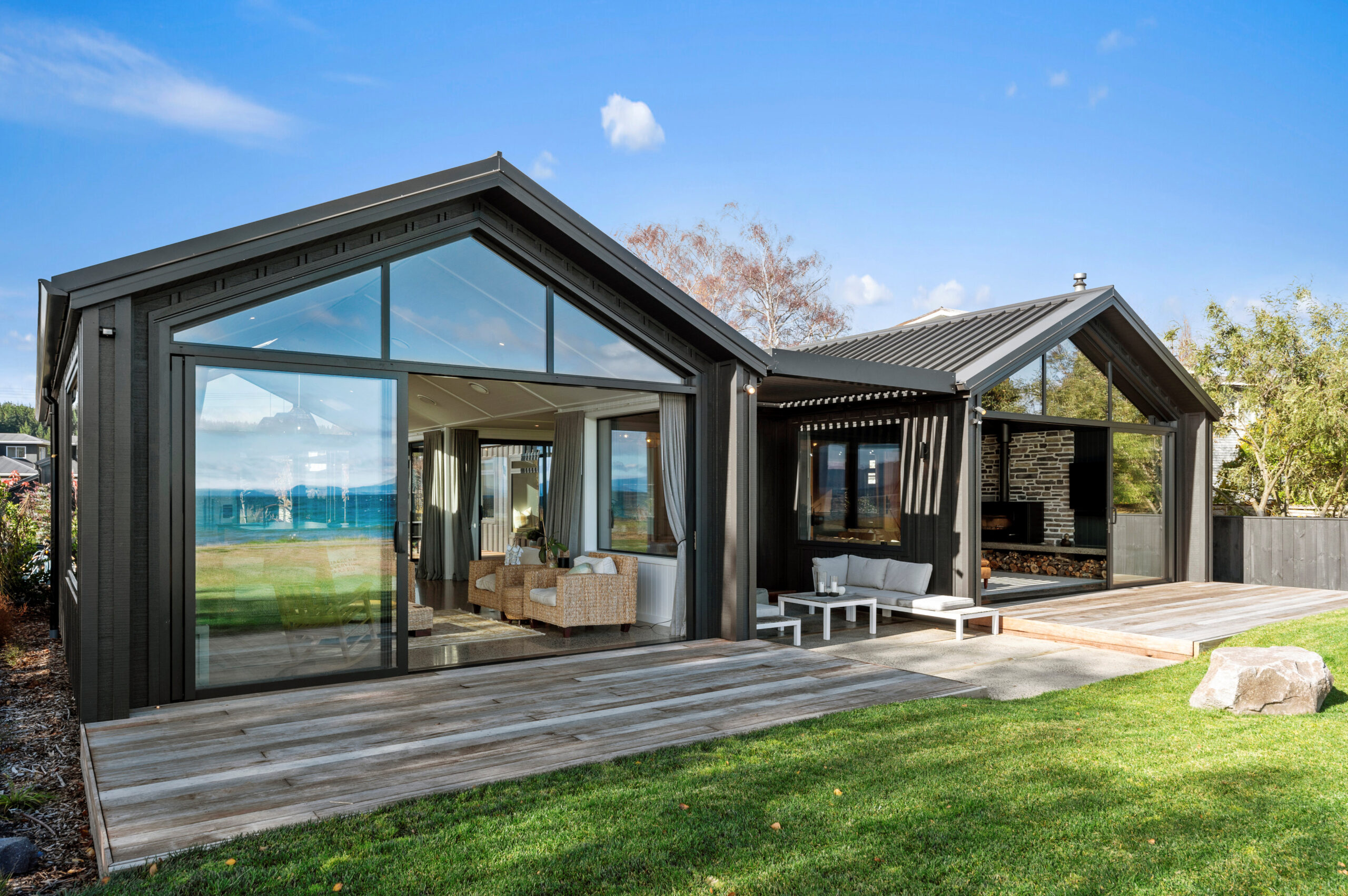 Twin Pavilion House on Lake Taupo, award winning builders by Built Spaces